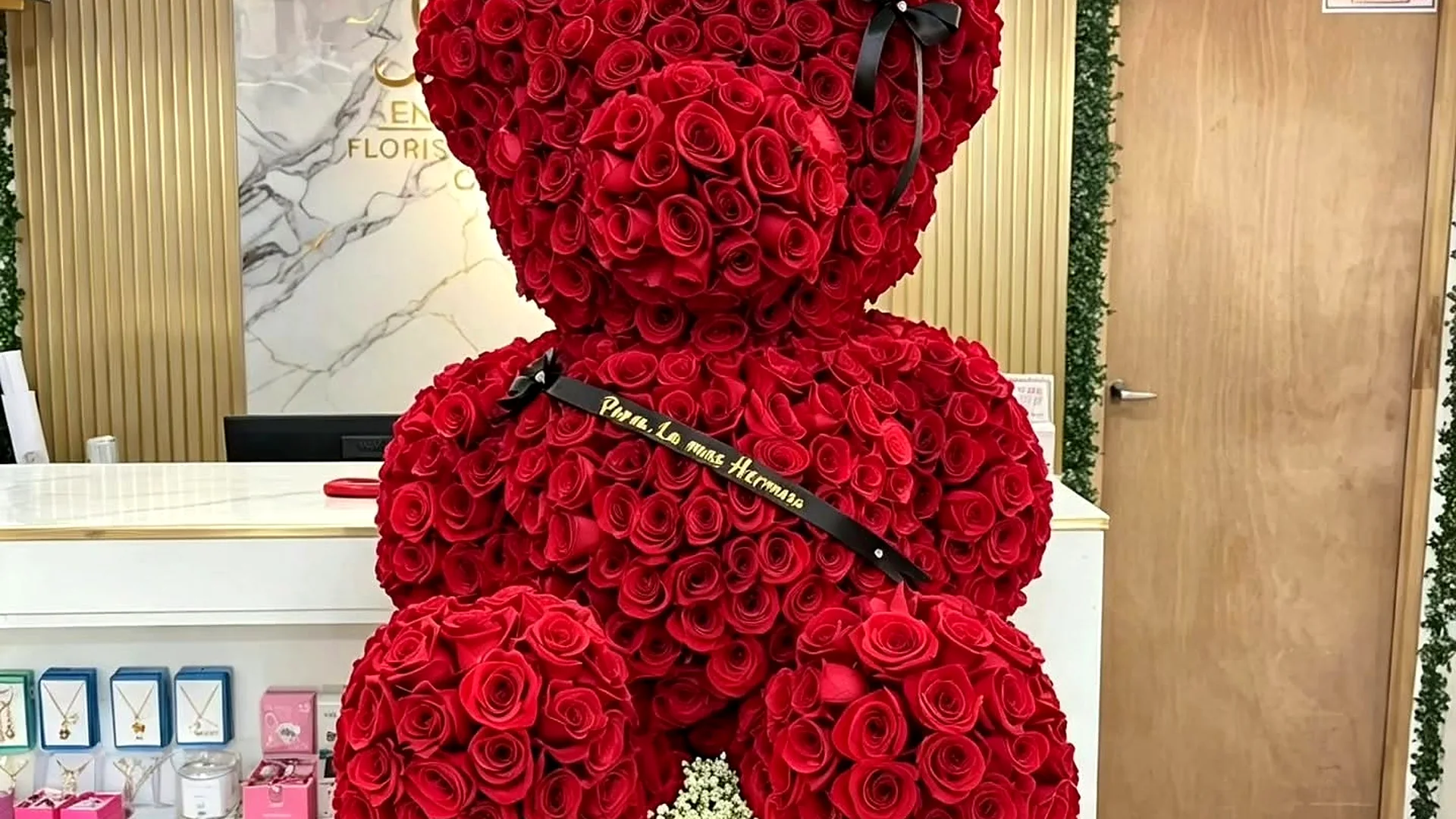 Oso de rosas en el mostrador de la tienda